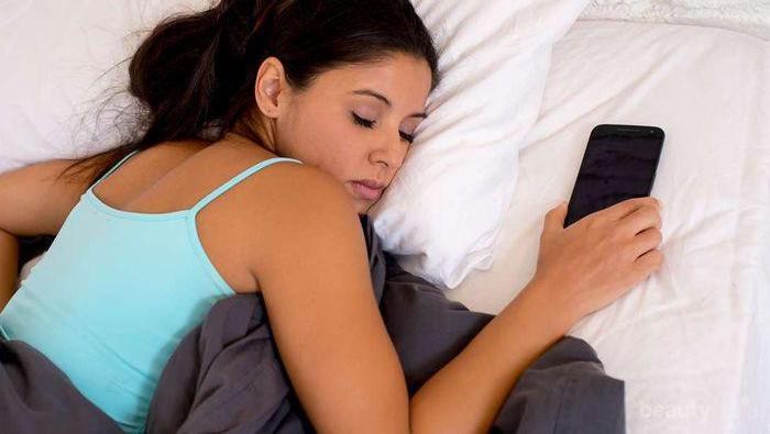 Bahaya Meletakkan Smartphone di Sebelah Saat Tidur, Salah Satunya Menstruasi Tidak Teratur!