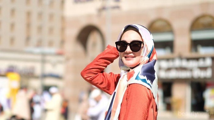 Cantiknya Penampilan Luna Maya Berhijab, Bikin Adem Lihatnya!
