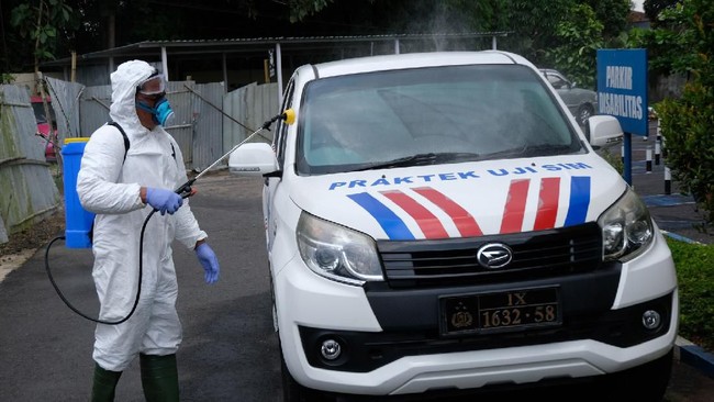 Gubernur Jawa Barat Ridwan Kamil bakal menerapkan tes Covid-19 dengan metode drive thru alias lantatur.