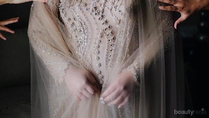 Penampakan Gaun Pengantin Risa Saraswati yang Mencuri Perhatian