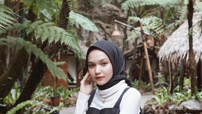 5 Inspirasi Style Edgy Ala Hijabers Soraya Ulfa untuk Kamu Si Tubuh Mungil