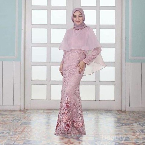 Wah Dress Brokat Modern dengan Hijab Benar benar Kece buat Kondangan Intip Padu Padannya di Sini