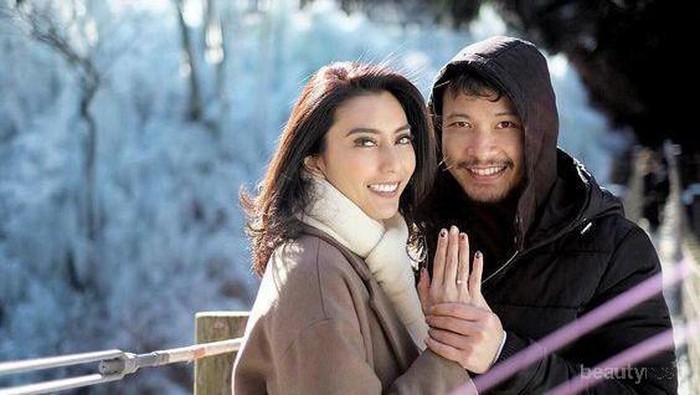 Stylish dan Romantis! Ini Gaya Fashion Para Selebritis Saat Liburan yang Kece Abis