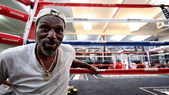 FOTO: Roger, Sang Penunjuk Jalan Floyd Mayweather