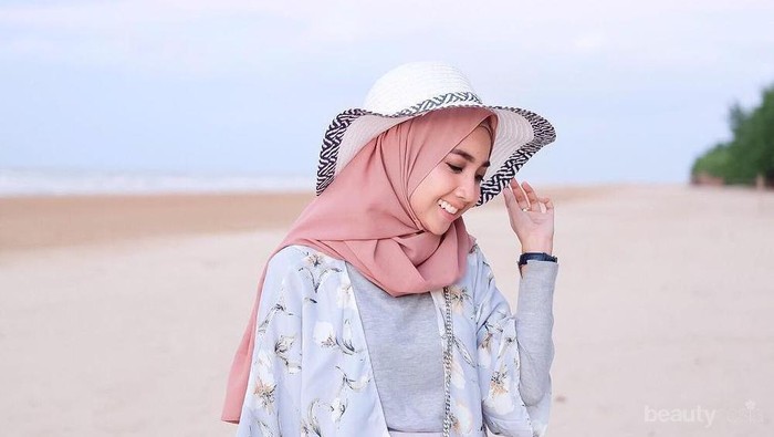 Suka Tampil Feminim? Contek 5 Padu Padan Atasan Floral ala Hijabers Cantik Ini