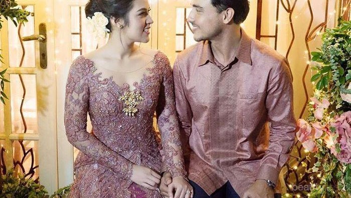 6 Ide Kebaya Couple yang Bikin Kamu dan Pasangan Makin Kompak