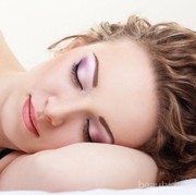 Bahayakah Tidur Malam Saat Masih Memakai Makeup? Cari Tahu di Sini Ladies!