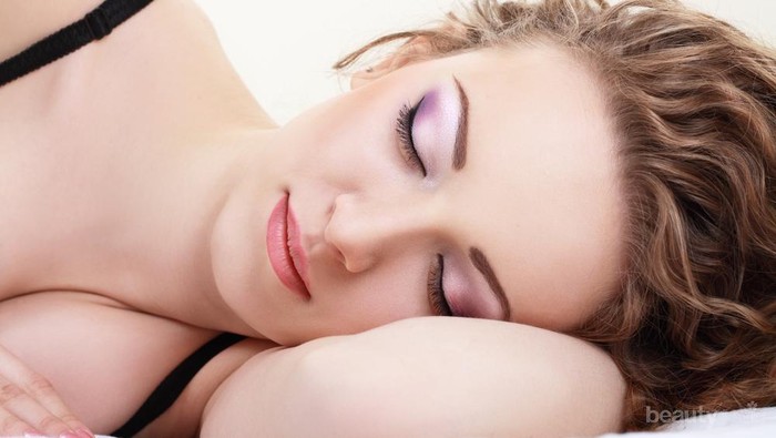 Bahayakah Tidur Malam Saat Masih Memakai Makeup? Cari Tahu di Sini Ladies!
