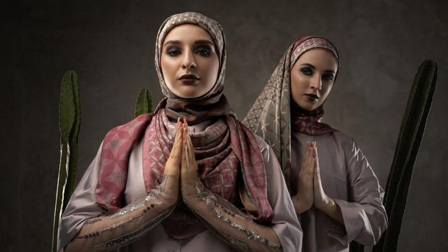 Itang Yunasz terus berinovasi, kali ini bersama Katonvie dia membuat hijab dengan teknologi duplex.