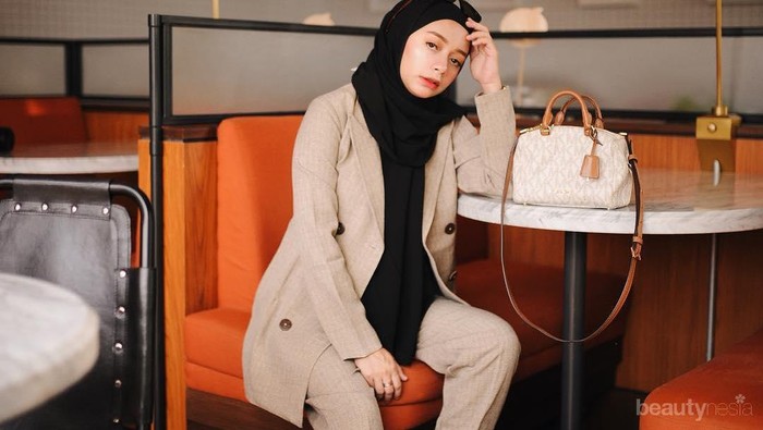 Mau Stylish ke Kantor? Coba Mix and Match Blazer ala Selebgram Ini