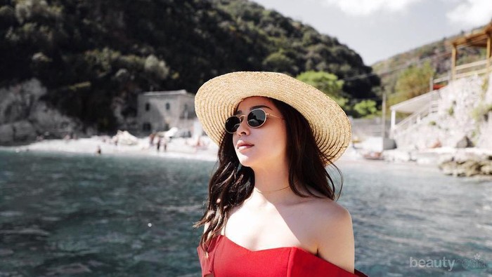 Classy Abis, Tengok 6 Model Kacamata Andalan Nikita Willy Saat Liburan