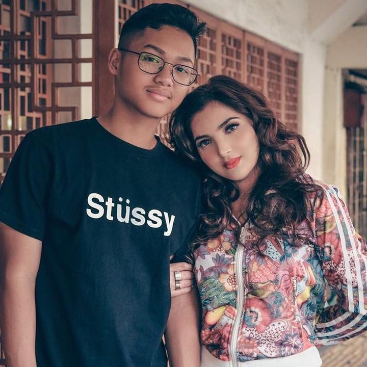 Meski bukan ibu kandung, Ashanty tak pernah membedakan kasih sayang pada Aurel dan Azriel. Penyanyi 35 tahun ini dianggap mampu mengubah pribadi Azriel yang dulunya sangat tertutup. (Foto: Instagram)