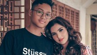 Meski bukan ibu kandung, Ashanty tak pernah membedakan kasih sayang pada Aurel dan Azriel. Penyanyi 35 tahun ini dianggap mampu mengubah pribadi Azriel yang dulunya sangat tertutup. (Foto: Instagram)