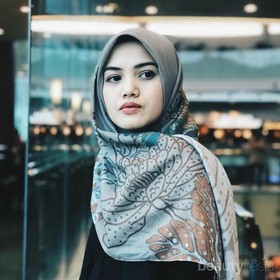 Simpel - Eksperimen Style, Intip Cara Memakai Hijab Segi Empat ala Herfiza Novianti untuk Berbagai Acara