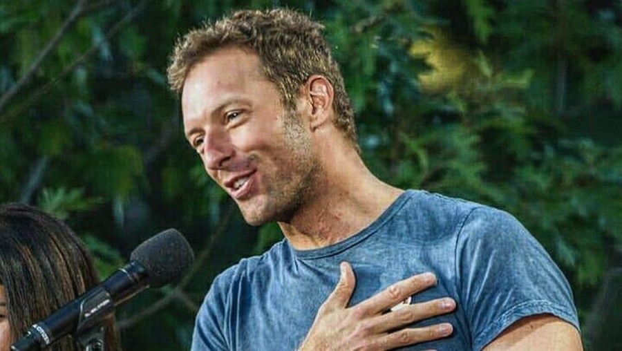 Chris Martin menjadi perhatian para penggemarnya karena melakukan konser kecil di dalam rumahnya di tengah merebaknya wabah virus corona.