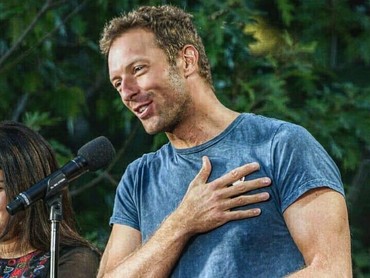 Respons Chris Martin Usai Tak Sadar Bongkar Skandal CEO Astronomer di Konser Coldplay