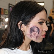 Tato Permanen Wajah Harry Styles di Pipi Penyanyi Cantik yang Viral di Medsos