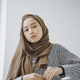 OOTD Hijab Simple Gita Savitri yang Cocok Banget Dipakai Buat Hang Out!