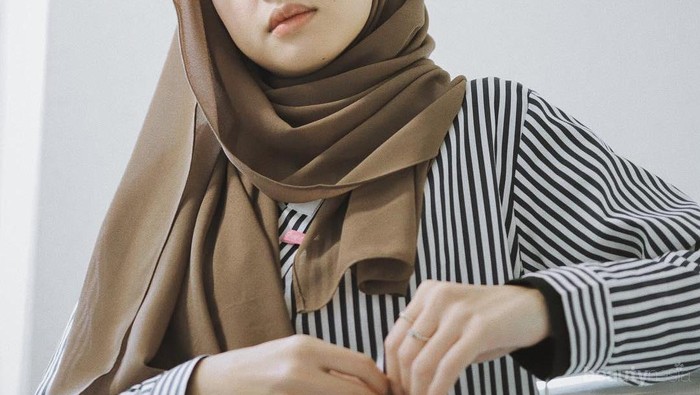 Tampil dengan Hijab Monokrom, Begini OOTD style Influencer Gita Savitri