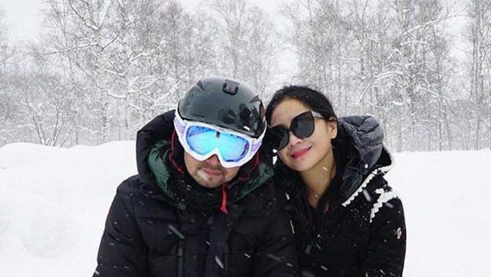 4 Koleksi Jaket Nagita Slavina Liburan di Jepang, Harganya Gak Main-main!