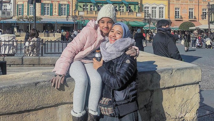 Liburan di jepang, Intip Hijab Style ala Laudya Cynthia Bella yang Super Stylish!