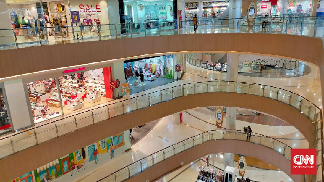 Suasana pusat perbelanjaaan Grand Metropolitan Mall di kawasan Bekasi terlihat sepi, Bekasi, Rabu, 18 Maret 2020. CNNIndonesia/Safir Makki