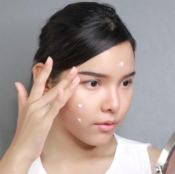 img-title Bingung Memilih Pelembap Wajah? Cari yang Ada Vitamin E-nya!