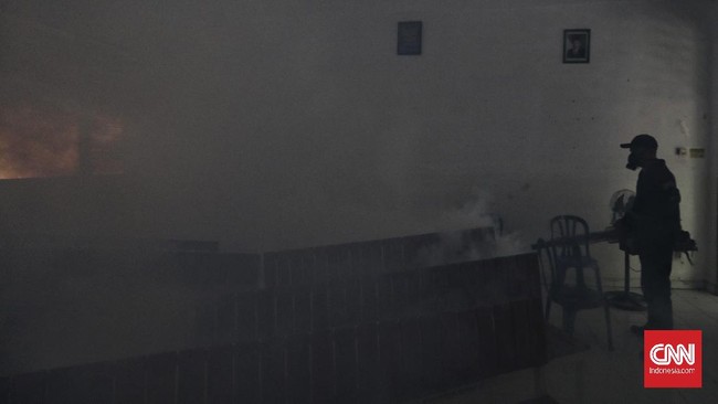 Petugas Puskesmas Tanah Abang melakukan pengasapan di SD 01 Pagi Bendungan Hilir, Jakarta, Rabu, 18 Maret 2020. Pengasapan dilakukan untuk memberantas keberadaan nyamuk Aedes Aegypti karena sudah terdapat dua warga yang terkena penyakit Demam Berdarah Dengue (DBD) di wilayah tersebut.