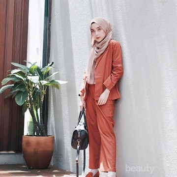 Style Hijaber dengan Outfit Warna Coral yang Tren 2019, Bikin Kamu Terlihat Fresh dan Cheerful!