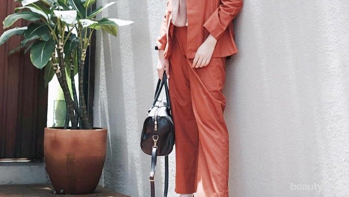 Style Hijaber dengan Outfit Warna Coral yang Tren 2019, Bikin Kamu Terlihat Fresh dan Cheerful!