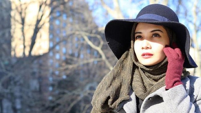 5 Gaya Mewah Zaskia Sungkar dengan Tas Mahal, Harganya Bikin Syok!