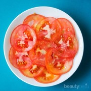 Enggak Harus ke Salon, Ladies! Ternyata Memakai Masker Tomat  pun Bisa Bikin Wajahmu Glowing dalam Hitungan Hari