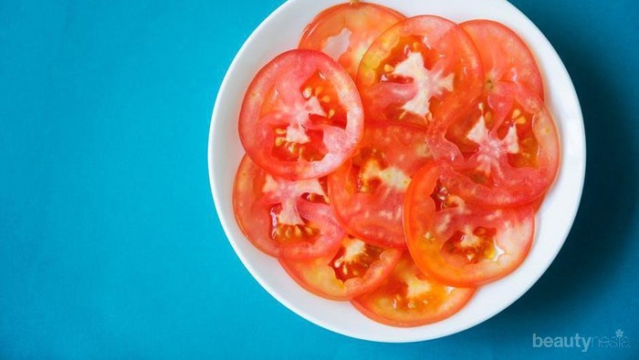 Enggak Harus ke Salon, Ladies! Ternyata Memakai Masker Tomat  pun Bisa Bikin Wajahmu Glowing dalam Hitungan Hari