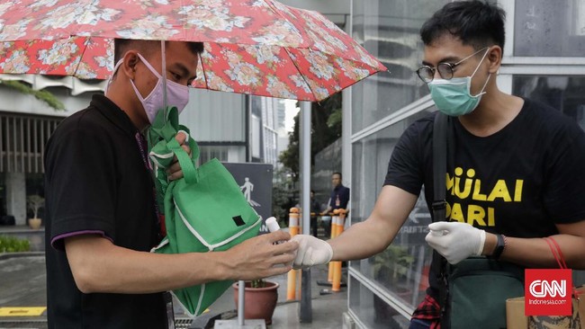 Konsorsium inovasi di bawah Kemenristek membuat mobile hand sanitizer dan hand washer yang akan dibagikan ke warga demi memutus penularan corona di RI.