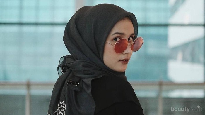 Tutorial Cara Simple Pakai Hijab Terbaru 2019 ala Selebgram Dwi Handayani
