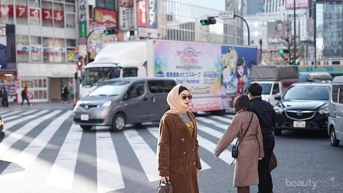 Mantap Berhijab, yuk Intip Hijab Style ala Indah Dewi Pertiwi!