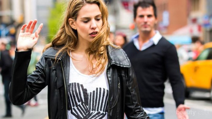 4 Cara Move On dari Pacar yang Selingkuh, Ikhlasin Aja Ladies!