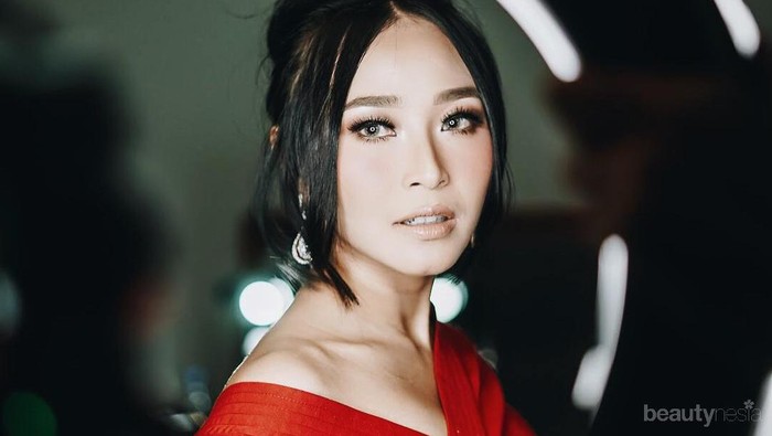 Couple Style ala Rinni Wulandari dan Suami di Atas Panggung, Kece Abis!