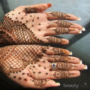 [FORUM] Suka liat orang nikahan pake henna. Wajib atau gimana sih?