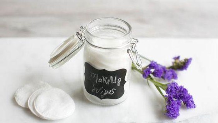 Enggak Mau Kantong Bolong Beli Makeup Remover? Coba Bikin Sendiri Pakai Bahan-Bahan ini!