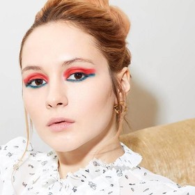 Cara Memakai Eyeshadow Duo-Chrome, Perpaduan 2 Warna yang Lebih On Point
