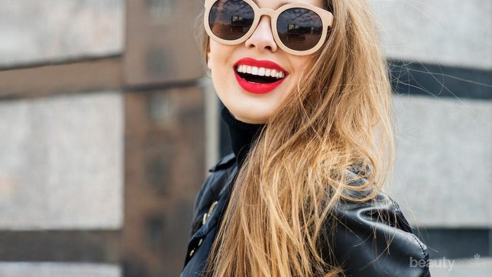 Lakukan Ini Agar Lipstik Awet Sepanjang Hari Ladies!