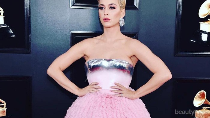 8 Seleb dengan Desain Busana Unik di Grammy Awards 2019, Ada yang Bentuk Bunga Mekar!