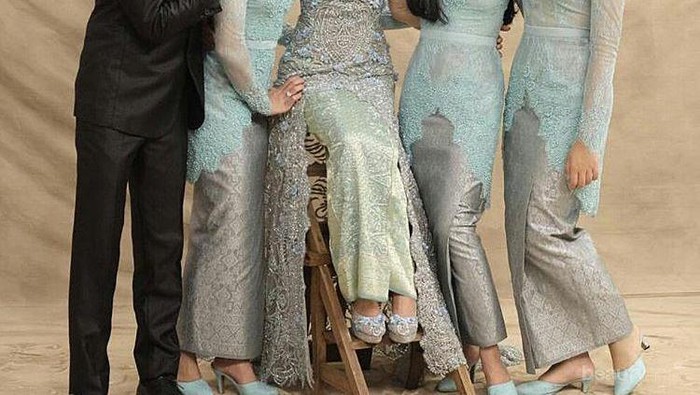 Elegan dengan Warna Biru Saat Lamaran, yuk Intip Inspirasi Kebaya Modern Ini!