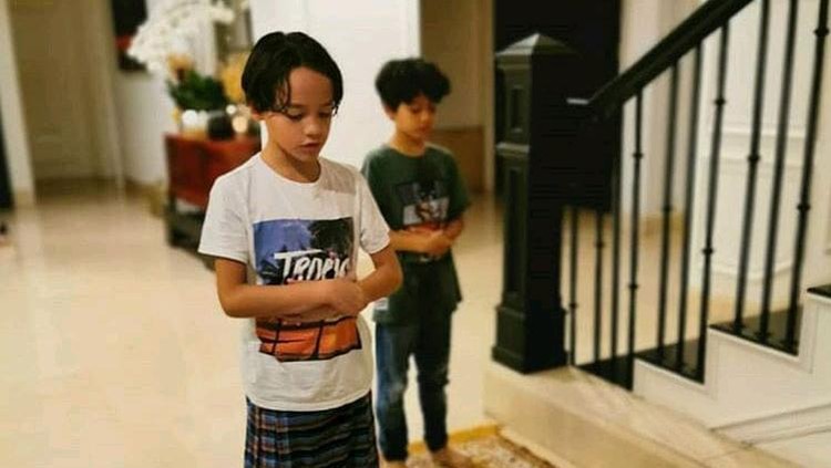 Jadi Imam Salat Ditemani Foto Ashraf Sinclair, Putra BCL Tuai Pujian Pemandangan mengharukan Bunda, saat Noah Sinclair khusyuk menjadi imam salat, ditemani foto almarhum sang ayah, Ashraf Sinclair. Netizen pun memujinya.