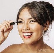 5 Rekomendasi Eyeliner Gel yang Mudahkan Kamu Buat 'Cat Eye'