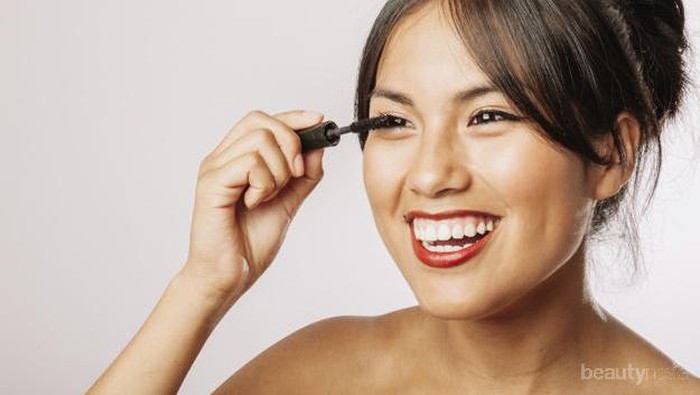 5 Rekomendasi Eyeliner Gel yang Mudahkan Kamu Buat 'Cat Eye'