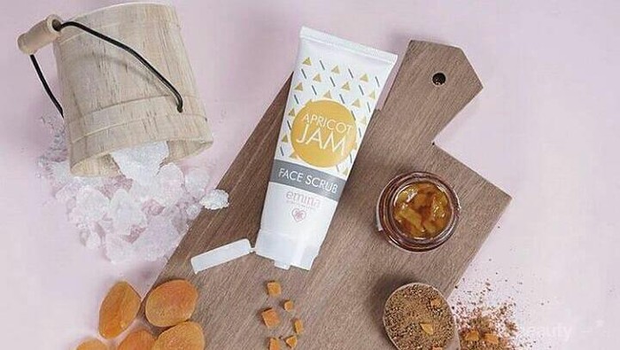 Wajib Coba! Produk Scrub Wajah Terbaik Ini Ampuh Cerahkan Kulitmu, Ladies!