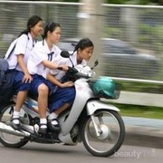 [FORUM] Bonceng bertiga emang ngelanggar peraturan sih... tapi kalo diinget-inget lucu juga ya!