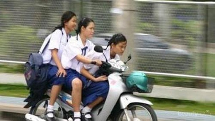 [FORUM] Bonceng bertiga emang ngelanggar peraturan sih... tapi kalo diinget-inget lucu juga ya!